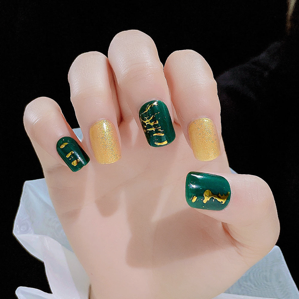 Perfect Size Green and Gold Artificial nails – Elegant and Glamorous Nail Art